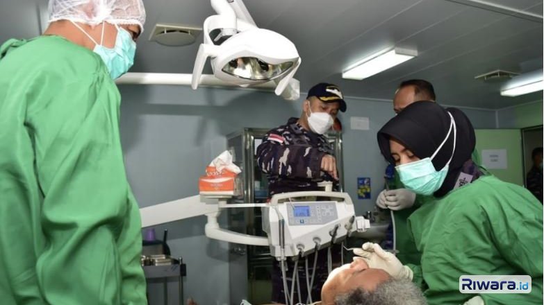 Pengobatan warga Fiji oleh TNI AL di atas kapal rumah sakit KRI dr Wahidin Sudirohusodo